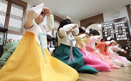 돌리고, 붙이고, 눌러보며 행복한 설날! 올해 설날에 꼭 필요한 창의적인 '설빔'은?